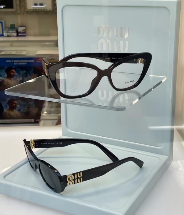 Custom Light Blue Tiered Acrylic Eyewear POS Display Stand for Optical Boutique Visual Merchandising